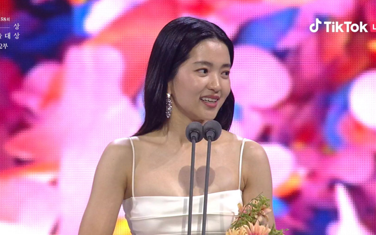 Baeksang Arts Awards 2022: Ini yang Bikin Kim Tae Ri Dicurigai Pakai Gaun KW