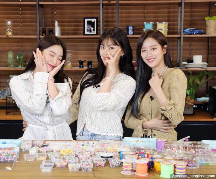 Kim Doyeon WEKI MEKI & Naeun Eks April
