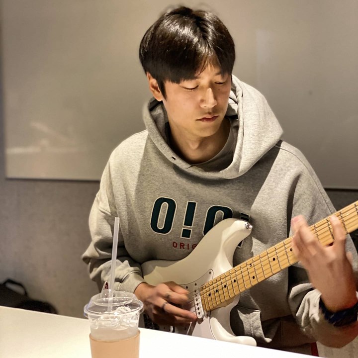 pandai bermain gitar