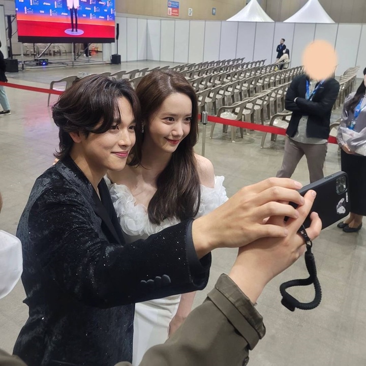 Siwan Rilis Foto BTS Bareng Yoona di Baeksang Arts Awards 2022, Fakta Ini Terungkap