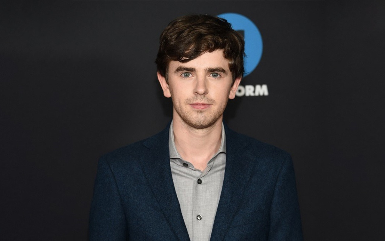 Freddie Highmore Jadi Misionaris Muda yang Diculik Ratu Kecantikan di Adaptasi 'Sinner V. Saint'