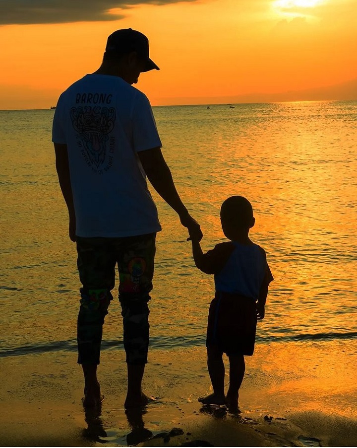 Menikmati <i>sunset</i> di   pantai