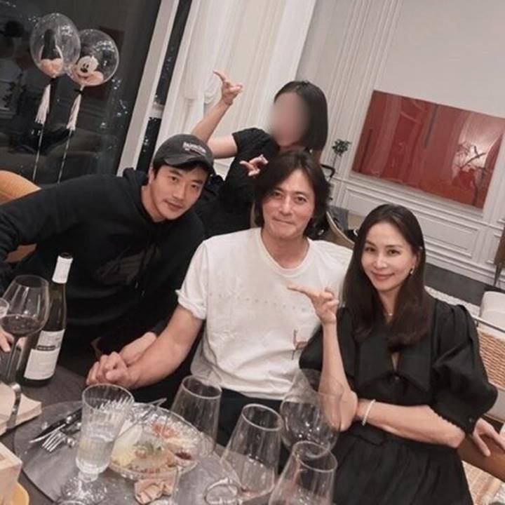 Jang Dong Gun dan Go So Young Terciduk Foto Bareng Pamer Pose Uwu