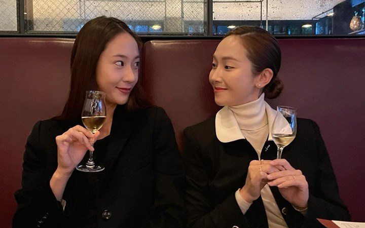 Novel Baru Jessica Jung Diduga Isyaratkan Krystal f(x) Dibenci 2 Member SNSD Ini