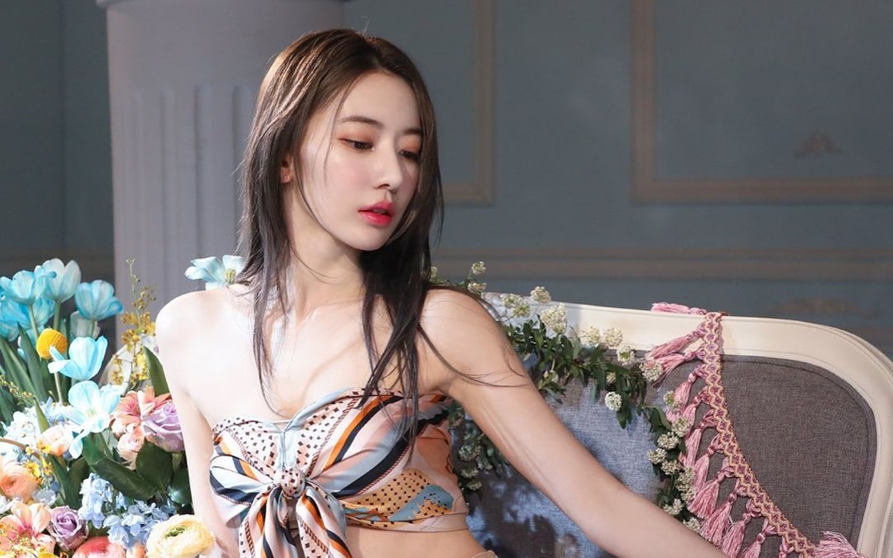 Sakura LE SSERAFIM Tunjukkan Pesona Seksi Sekaligus Kocak Saat Syuting MV 'FEARLESS'
