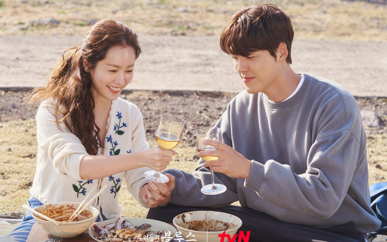 Dari Bersepeda Bareng, Ha Ji Min Nyantai Senderkan Tubuh di Dada Kim Woo Bin di 'Our Blues'
