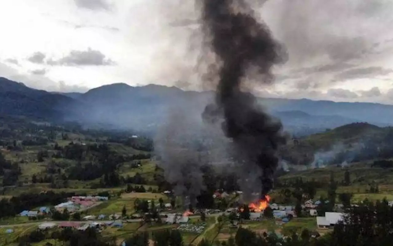 Serangan Makin Menjadi, KKB Bakar Perumahan Guru di Ilaga