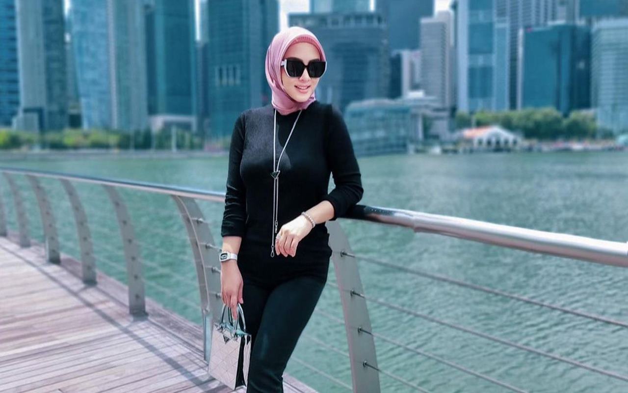 Syahrini Isyaratkan Galau Soal Cinta, Rumah Tangga Tengah Bermasalah?