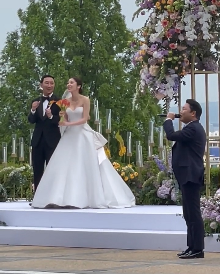 Pengantin ikut joget dan menyanyi
