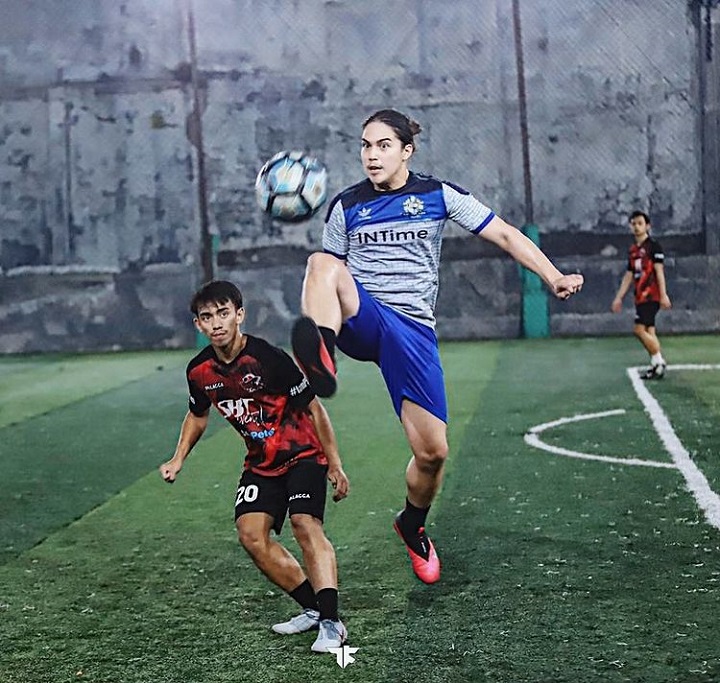Bermain Sepak bola