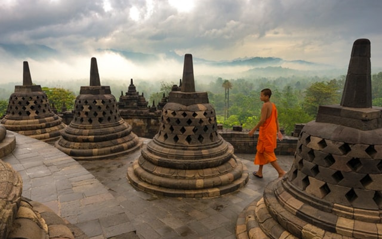 Umat Buddha Peringati Detik-Detik Waisak Hingga Bagikan Sembako Untuk Warga di Borobudur