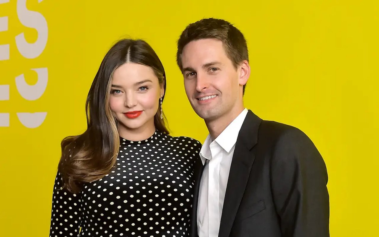 Miranda Kerr dan Evan Spiegel Kejutkan Kampus Bayar Tunggakan Para Wisudawan