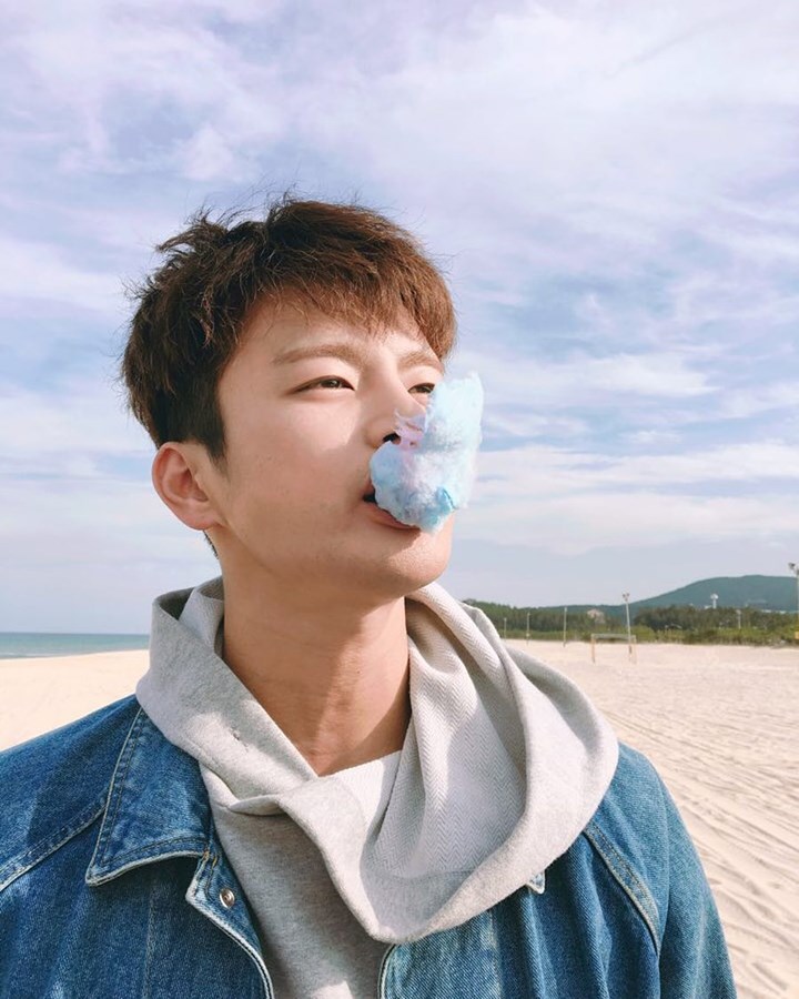 Cara unik Memakan <i>cotton candy</i>