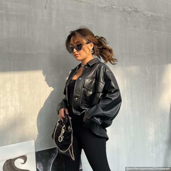 memesona dengan <i>all in black</i>
