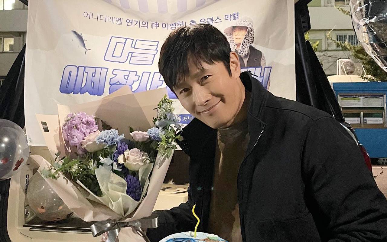 Lee Byung Hun Ngedance Tipis-Tipis Hibur Staf di Lokasi Syuting 'Our Blues'