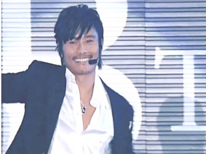 Lee Byung Hun Ngedance Tipis-Tipis Hibur Staf di Lokasi Syuting \'Our Blues\'