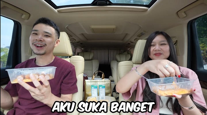 Sisca tersipu akan pujian Jess