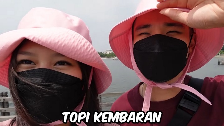 Jess dan Sisca Beli topi kembar