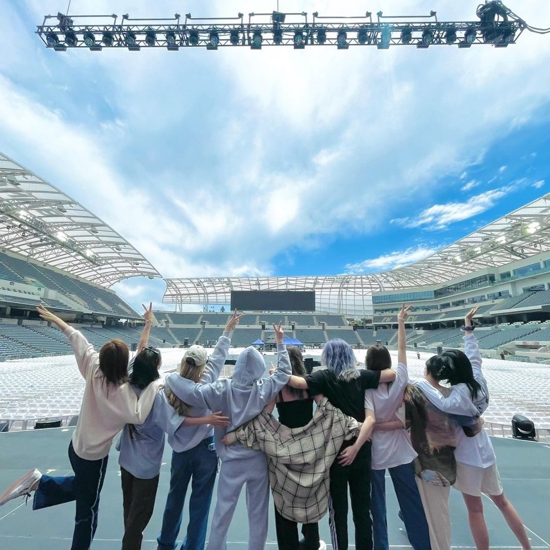 Member TWICE membagikan unggahan pertama sama di akun Instagram pribadi mereka