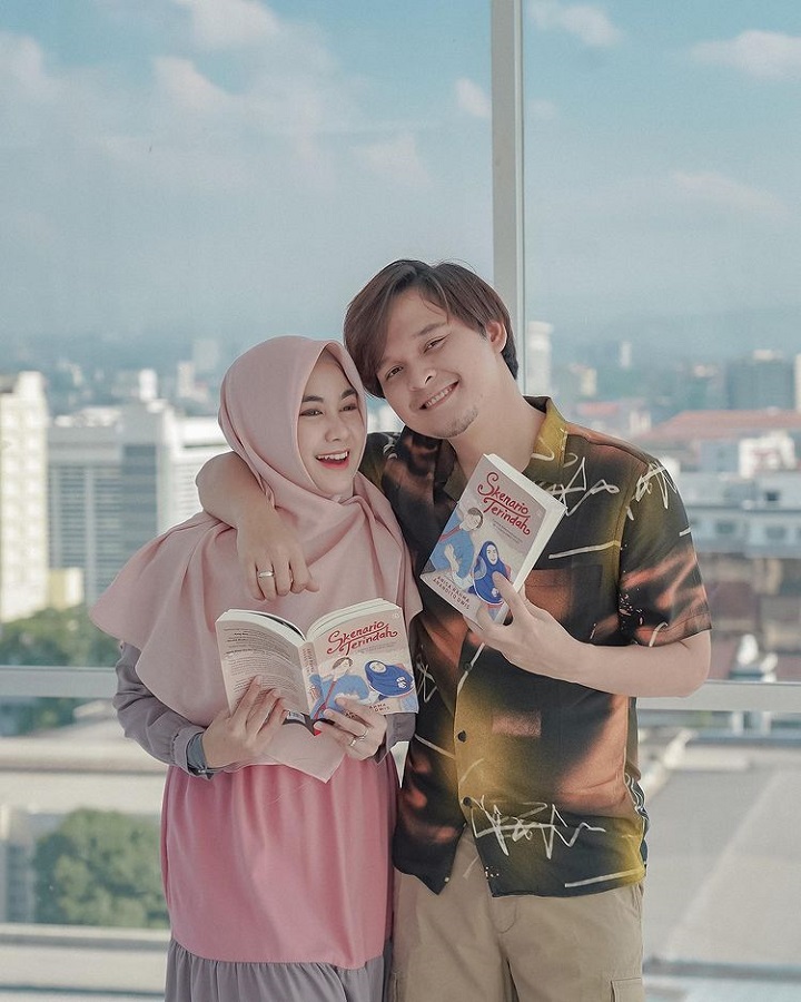 Tulis buku bersama
