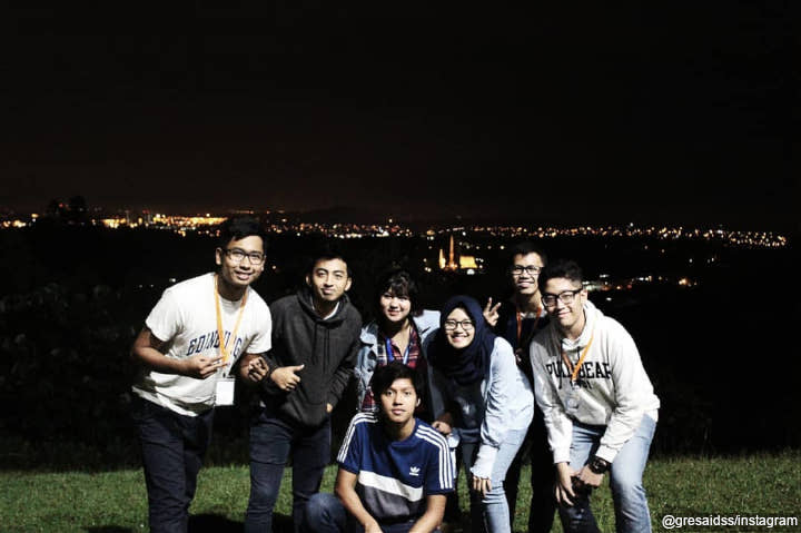 Foto Bareng Khas Anak Kuliahan
