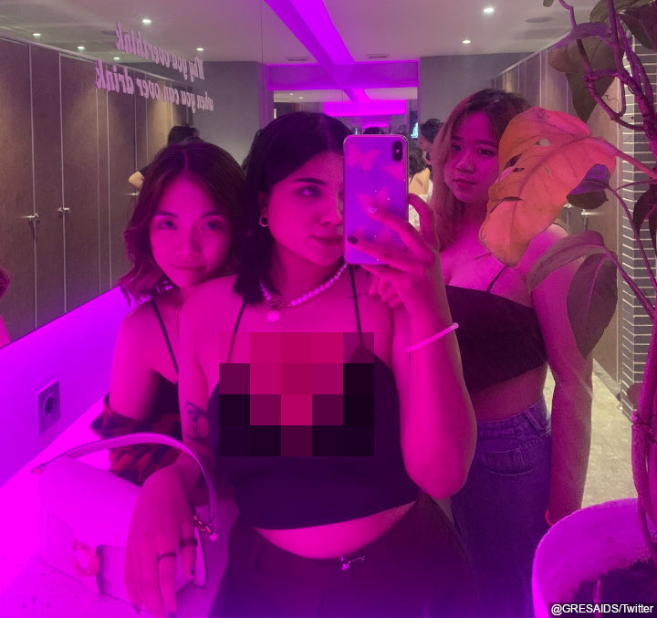 <i>Mirror Selfie</i> di Toilet