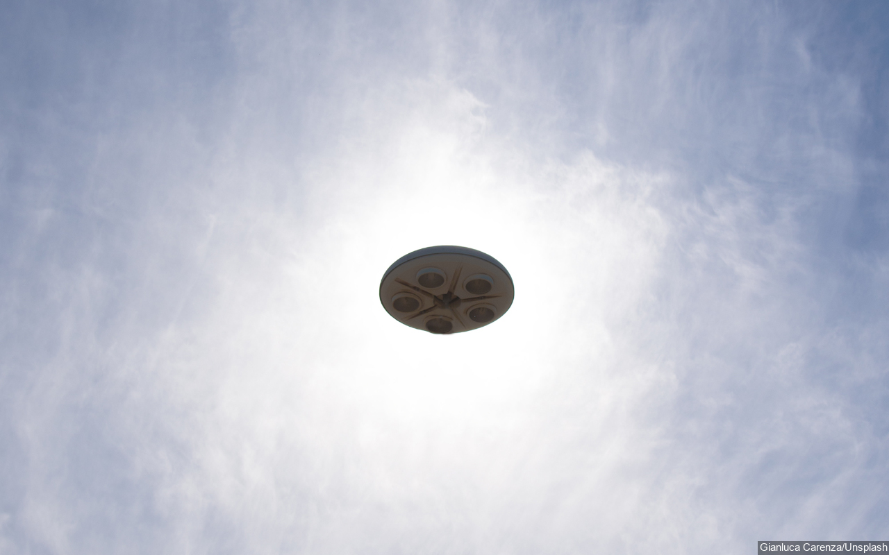 Pilot Militer AS Abadikan Fenomena Aneh Diduga UFO Menyala di Atas Laut Cina Selatan