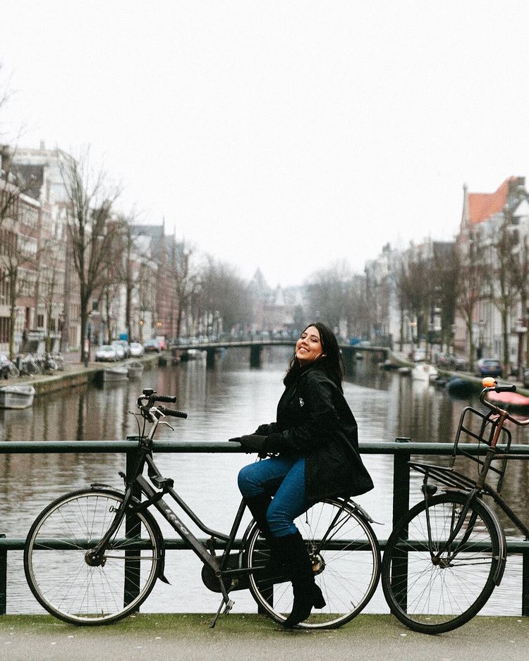 Naik sepeda di amsterdam