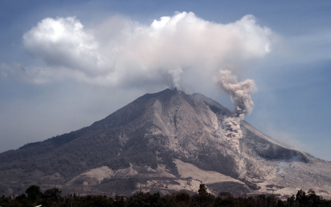Meski Status Gunung Sinabung Telah Turun Level, Waspada Masih Berpotensi Erupsi