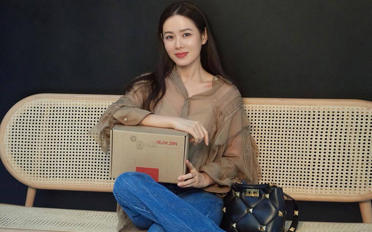 Postingan Son Ye Jin Bikin Adem Nongkrong Santai Bareng Teman, Sosok Sang Suami Kelihatan Sedikit