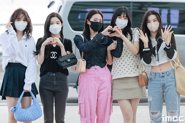 Red Velvet Berangkat ke Jakarta, Gaya Irene Paling Simple 2
