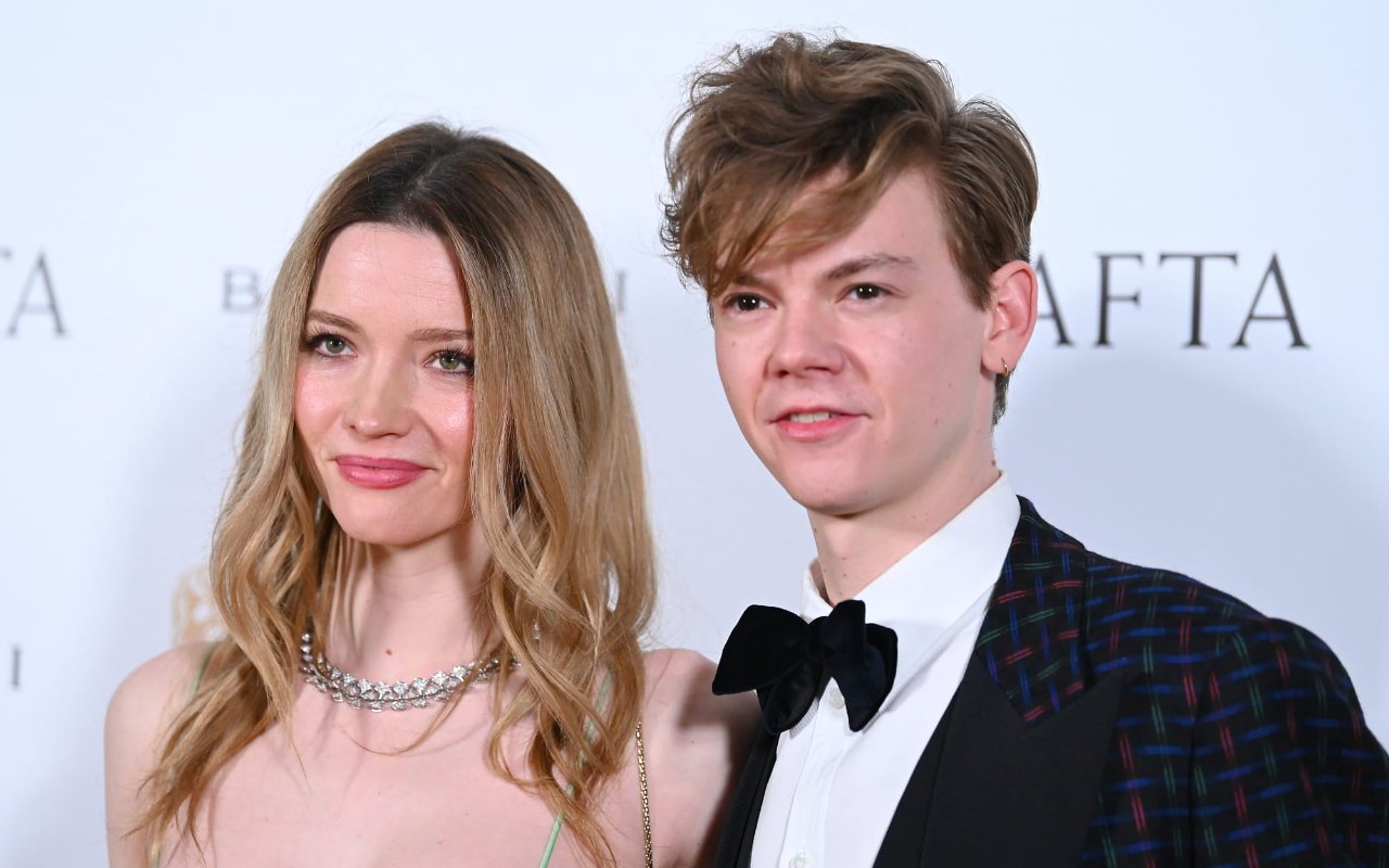 Wajah Thomas Brodie-Sangster Jejer Pacar Dipuji Awet Muda Meski Usia Sudah 32, Dinilai Bak Ibu-Anak