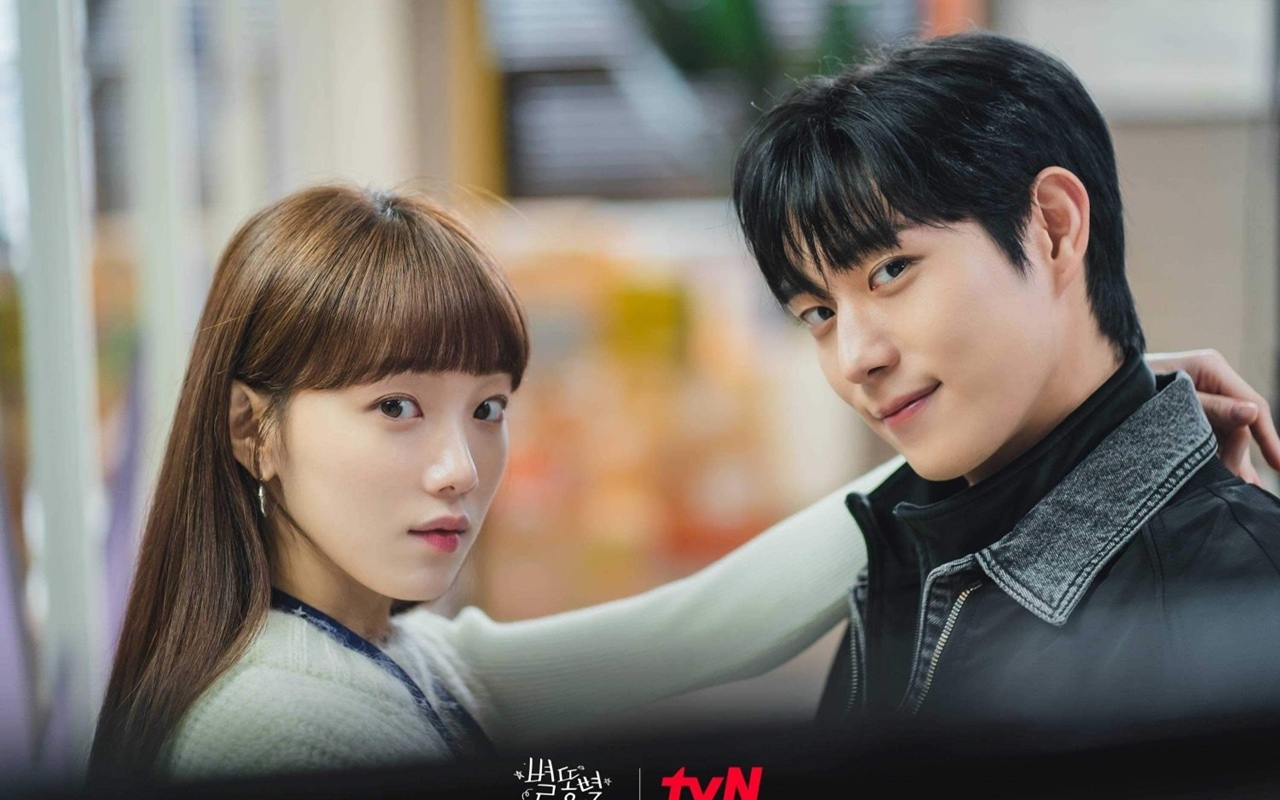 Lee Sung Kyung dan Kim Young Dae Ciuman Hot di 'Shooting Stars', Fans Ikut Puyeng