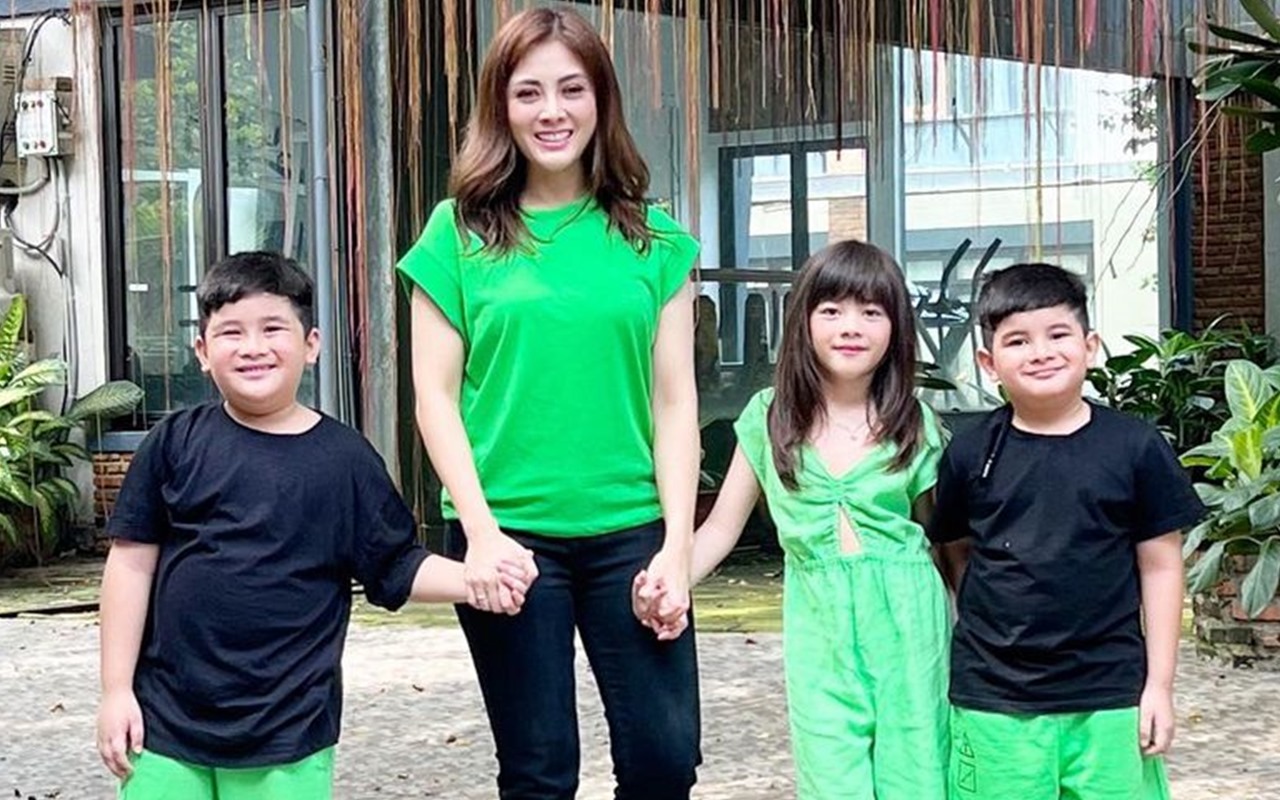 Pajang Foto Bareng 3 Anaknya, Dhena Devanka Tulis Pesan Haru dan Harapan Ini