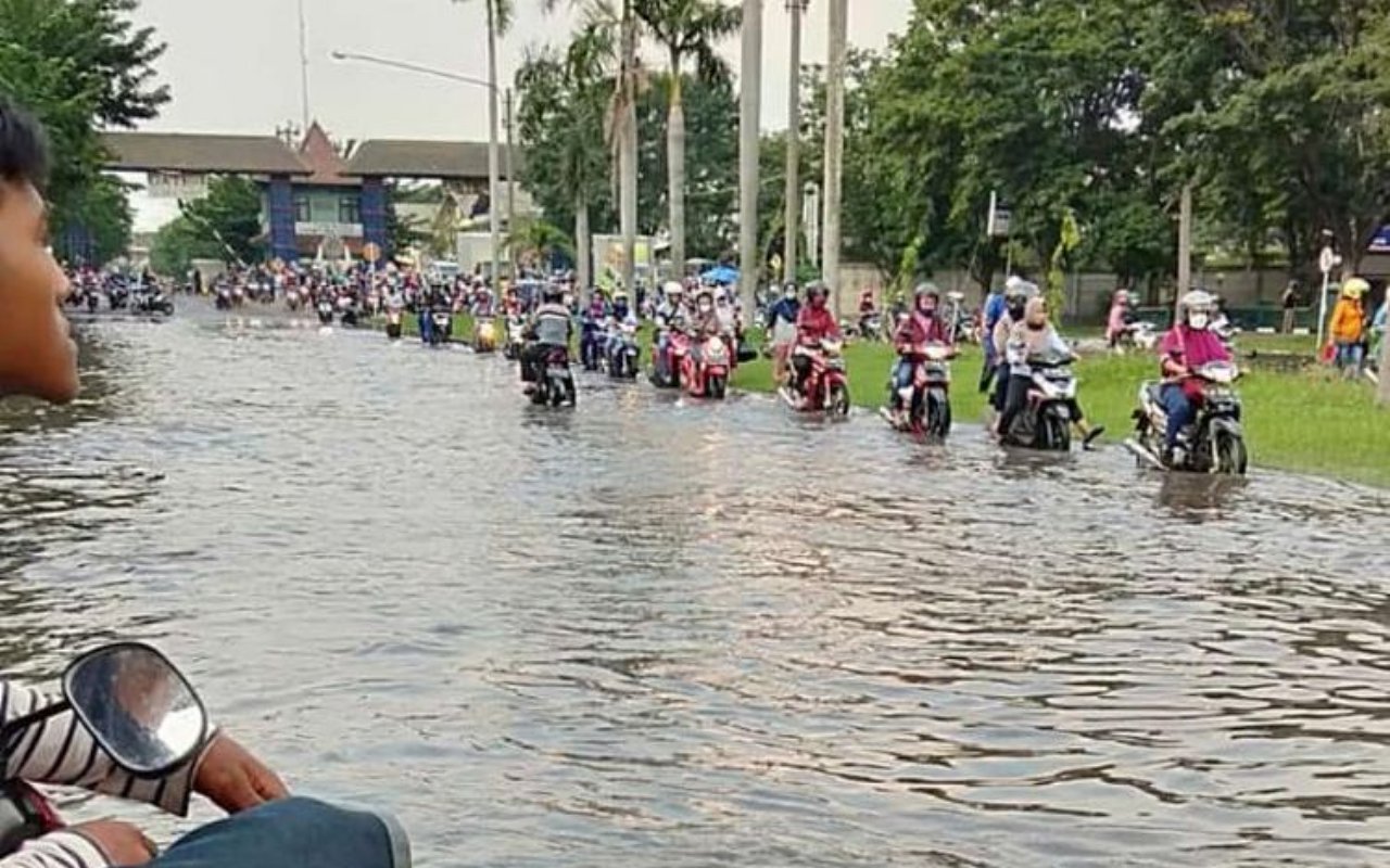 Kawasan Tanjung Emas Semarang Banjir Usai Tanggul Jebol, Air Capai Pinggang Orang Dewasa