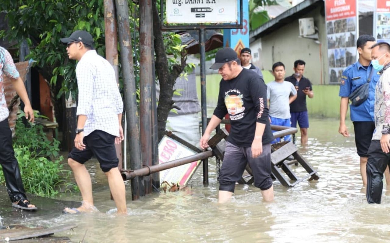 Ribuan Karyawan Pabrik Selamatkan Diri Dari Banjir Rob Semarang, Ada yang Curhat Motor Tenggelam