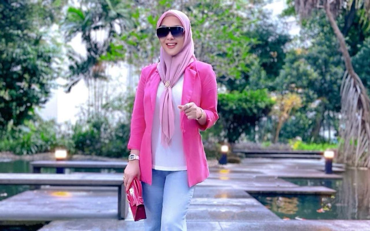 Dulu Lengket Bak Bestie, Syahrini Kini Ditinggal Para Sahabat Mejeng Cantik Pamer Supercar?