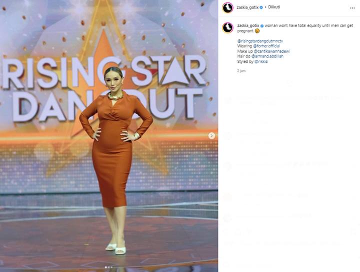 Lagi Hamil, Penampilan Zaskia Gotik Pamer Baby Bump Saat Manggung Banjir Pujian