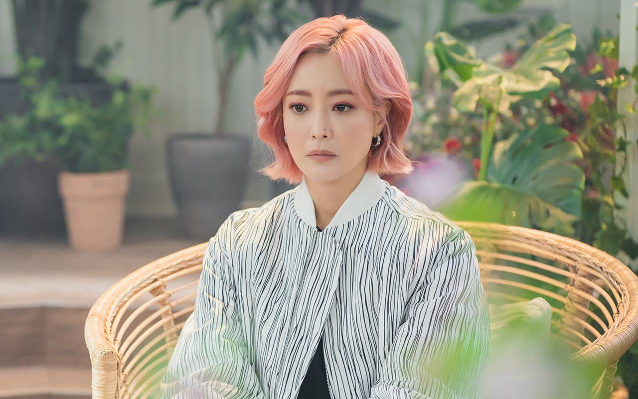 Rusak Parah, Kim Hee Sun Harus Warnai Rambut Pink Puluhan Kali Demi 'Tomorrow'