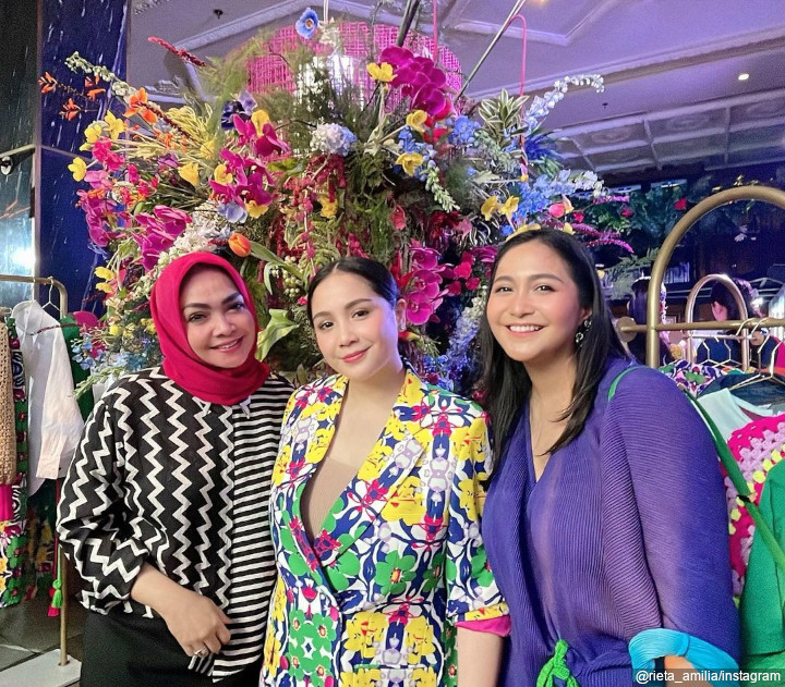 Potret hangat di momen <i>launching brand fashion</i>