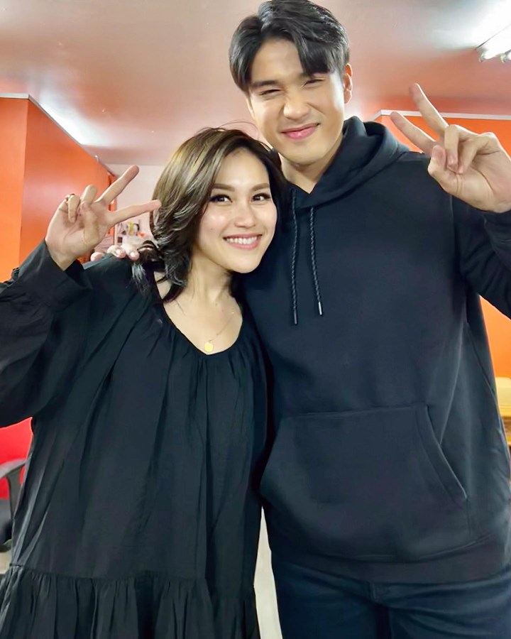 Kembaran warna outfit dengan ayu ting ting