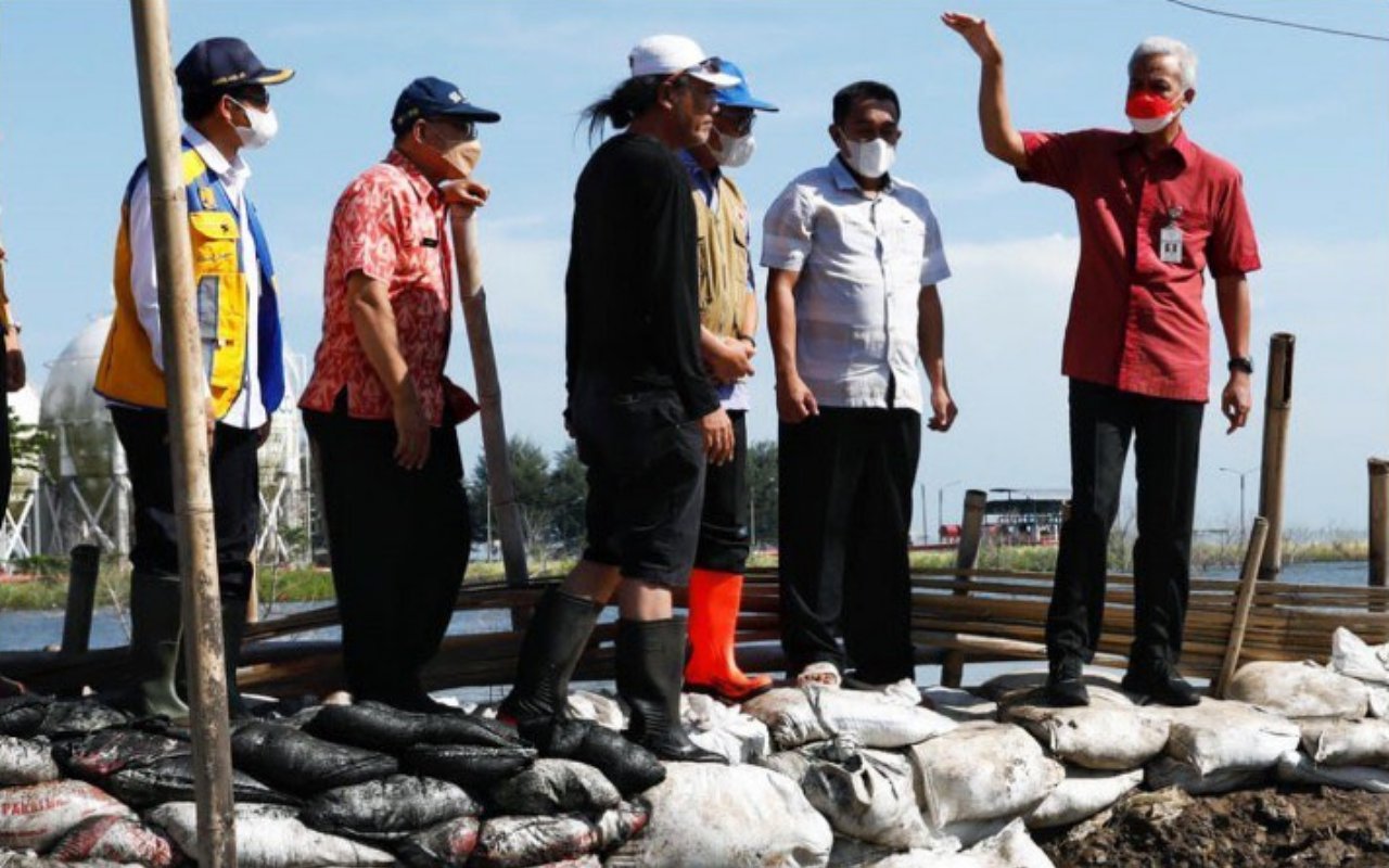 Ganjar Pranowo Tinjau Lokasi Banjir Rob Semarang, Minta Penanganan Tanggul Segera Dikerjakan