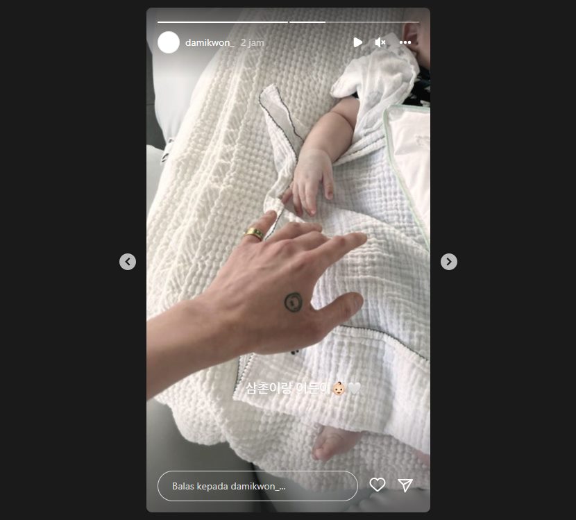 Kakak G-Dragon BIGBANG menunjukkan momen sang adik tengah bermain dengan putranya