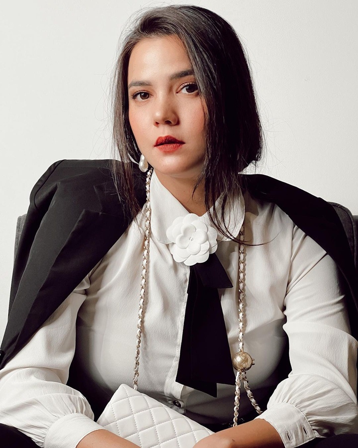 <i>Stand Out</i> Dengan Busana Monokrom