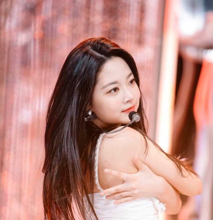 Hong Eunchae LE SSERAFIM Jadi Bahan Gosip Gara-gara Jerawat Punggung