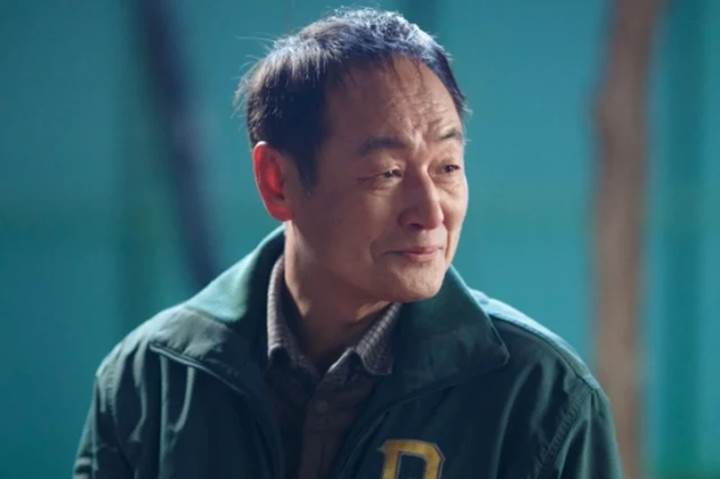 Kabar Duka, Lee Eol Pemeran Ayah Seo Ye Ji di 'It's Okay to Not Be Okay