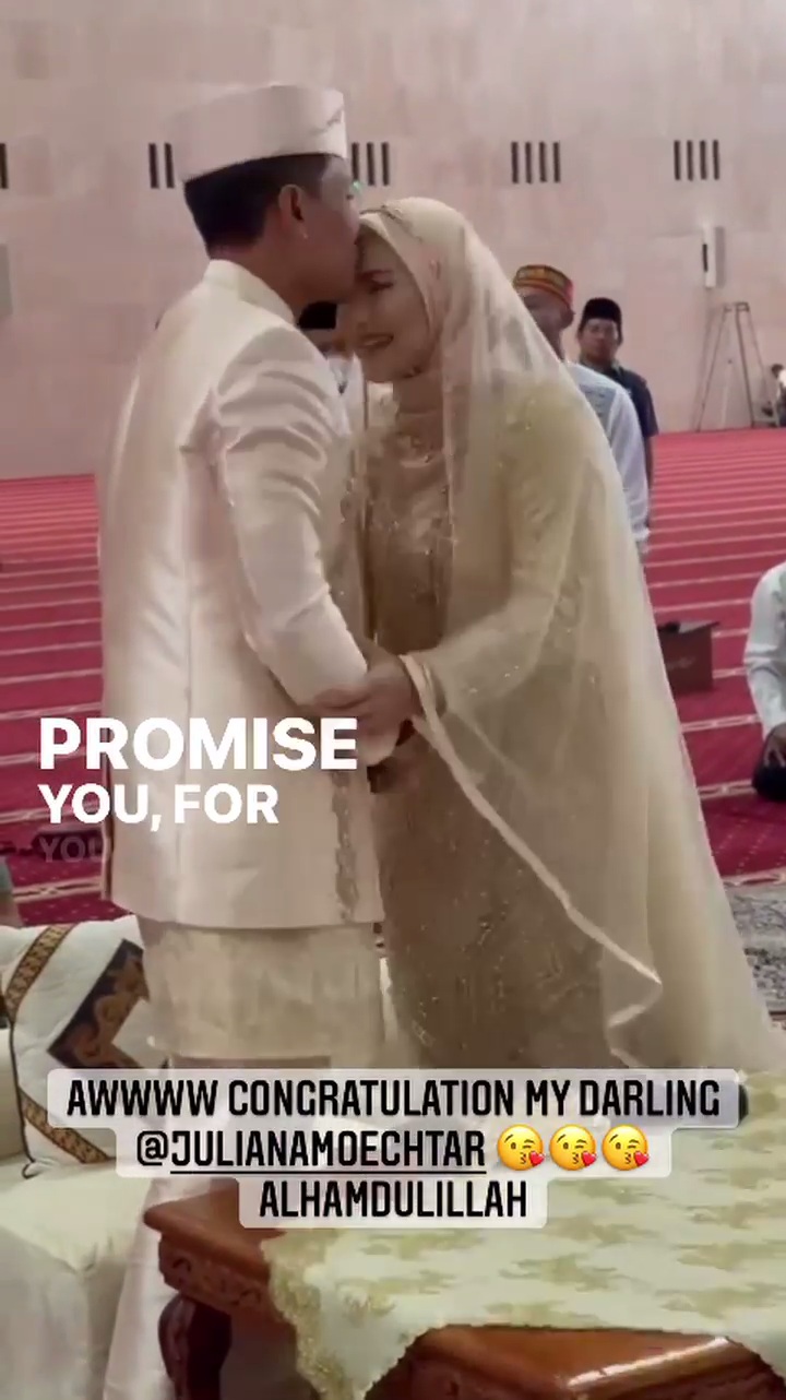 Momen manis pasang cincin serta peluk cium