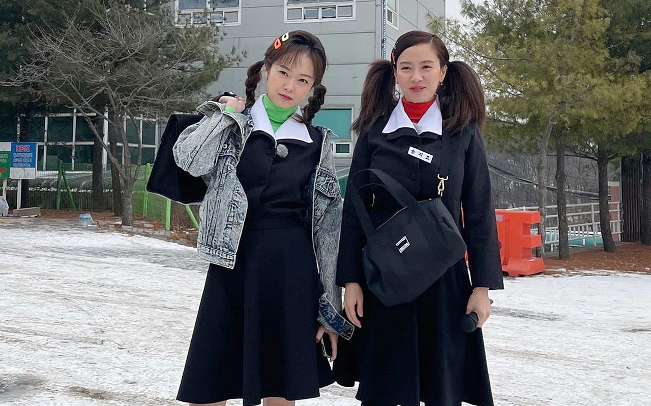 Dandanan Penyihir Song Ji Hyo & Jeon So Min Saat Bintangi Iklan Bareng Curi Perhatian