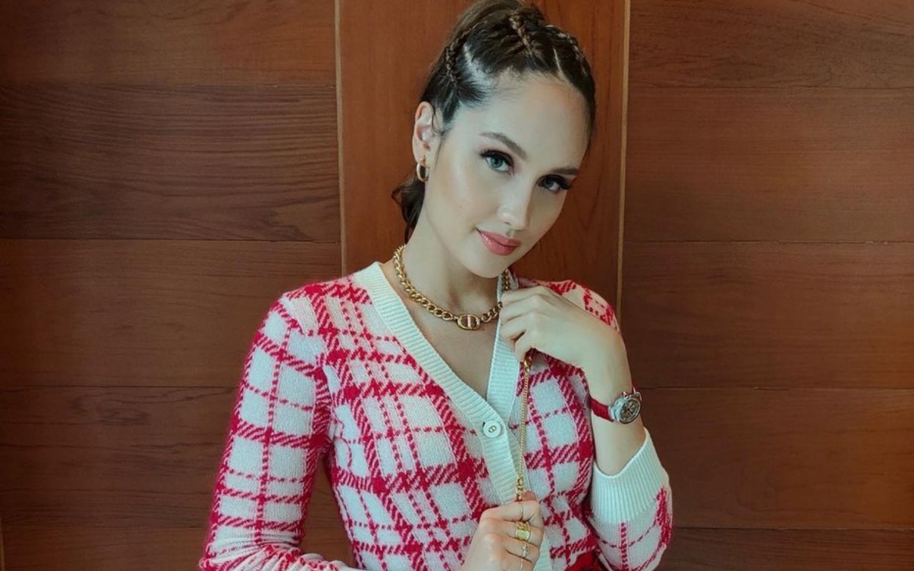 Cinta Laura Ajak Kaum Muda Lestarikan Budaya Sambil Pakai Batik Cantik Ini