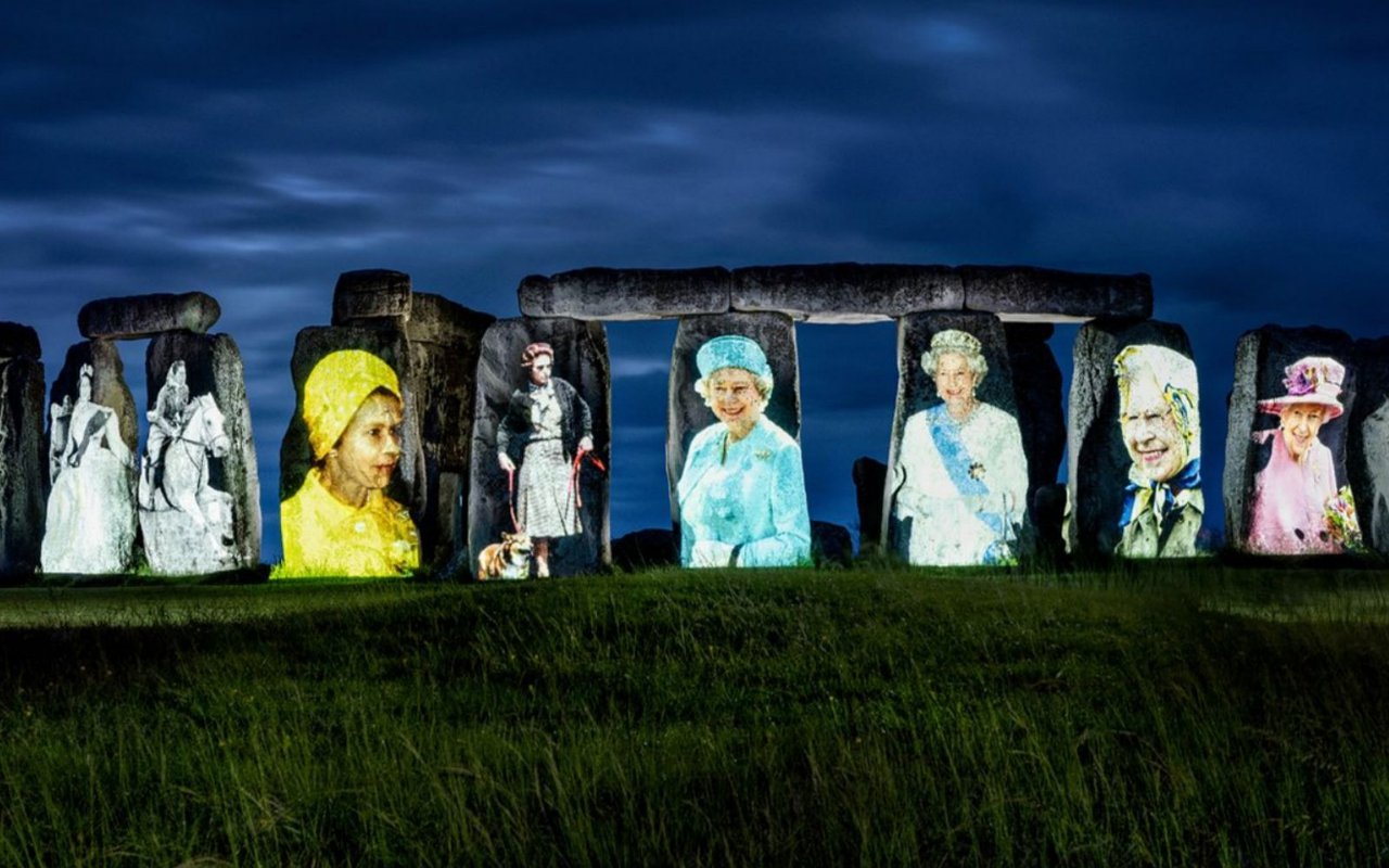 Keren! Ratu Elizabeth II 'Nyalakan' Stonehenge Jelang Perayaan Platinum Jubilee